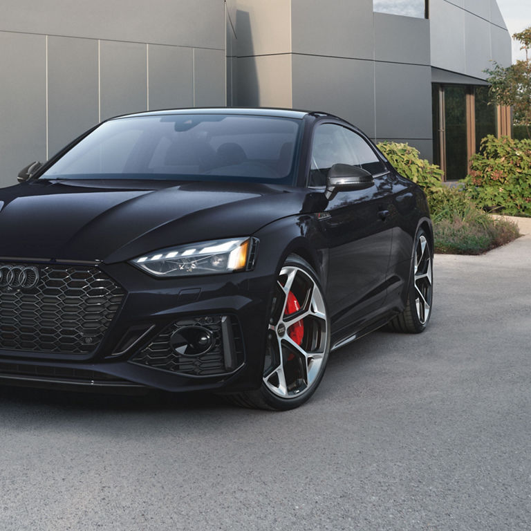 Close-up of the wheels on the Audi RS 5 Coupe featuring the Competition package.