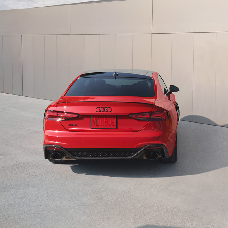 Vue arrière de l'Audi RS 5 Coupé.