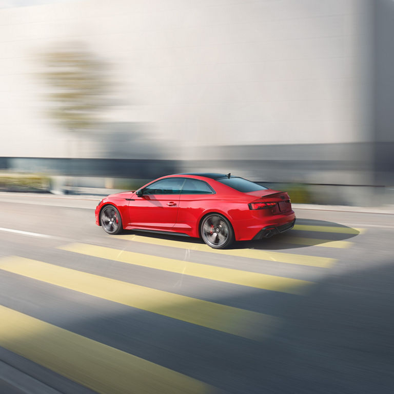 Vue de trois quarts latérale de l'Audi RS 5 Coupé en accélération.