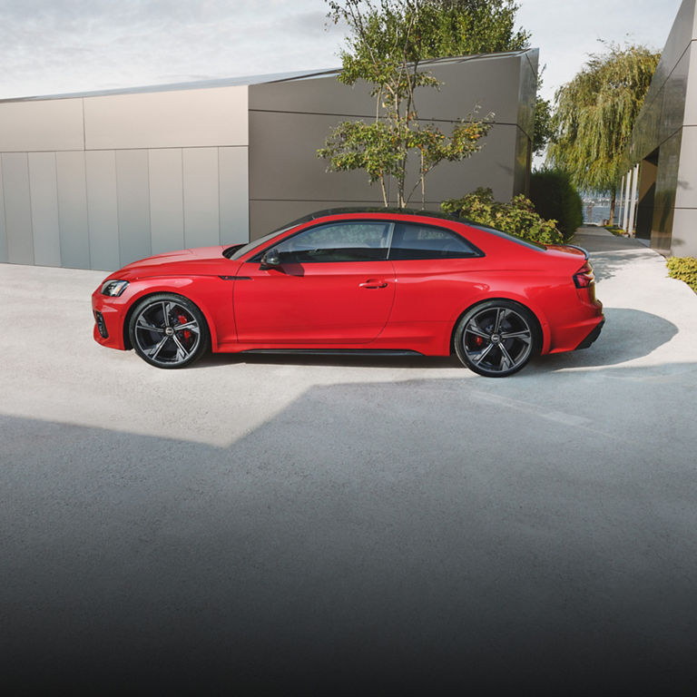 Vue aérienne latérale d’une Audi RS 5 Coupé rouge.