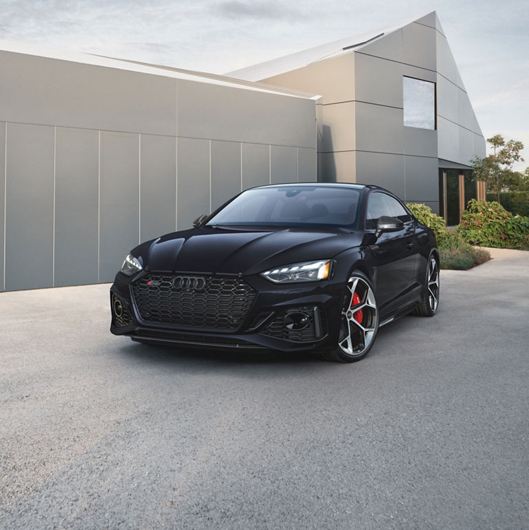 Vue de trois quarts avant de l'Audi RS 5 Coupé.