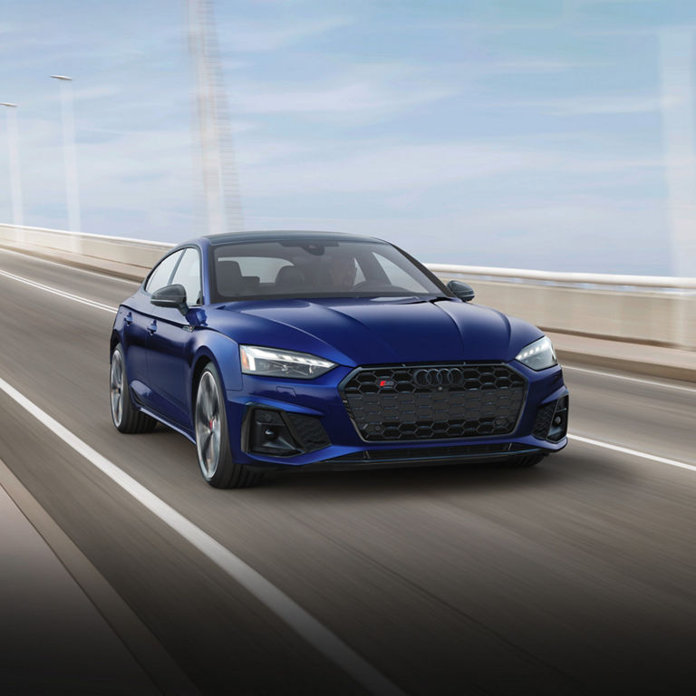 Plan avant de trois quarts de l’Audi S5 Sportback en déplacement.