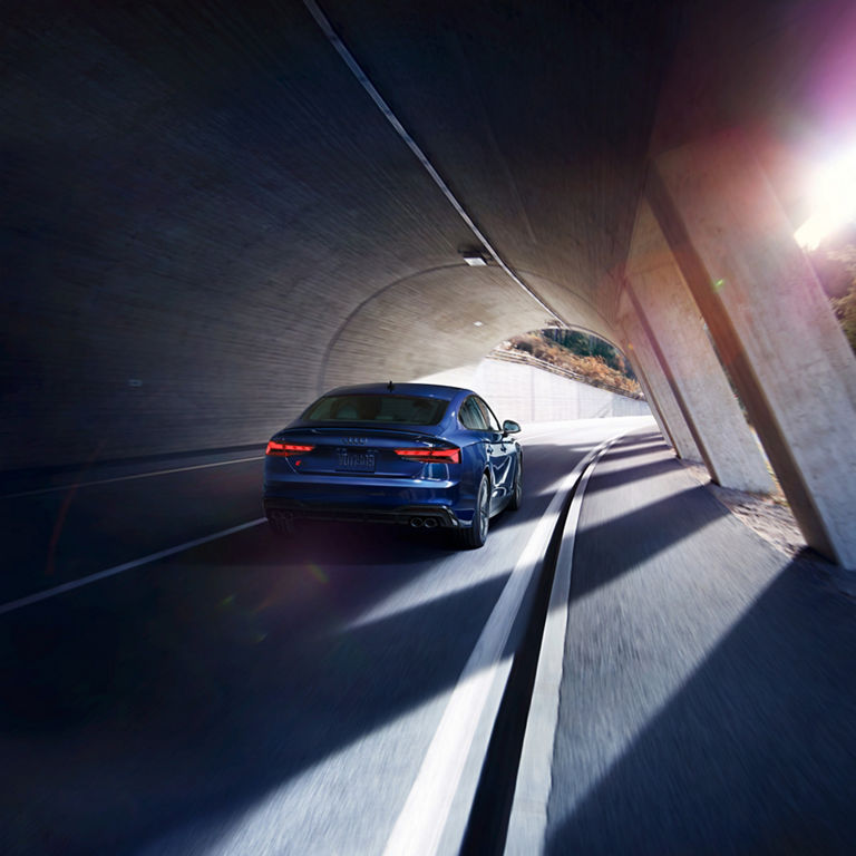 Vue de trois quarts arrière de l’Audi S5 Sportback en mouvement.