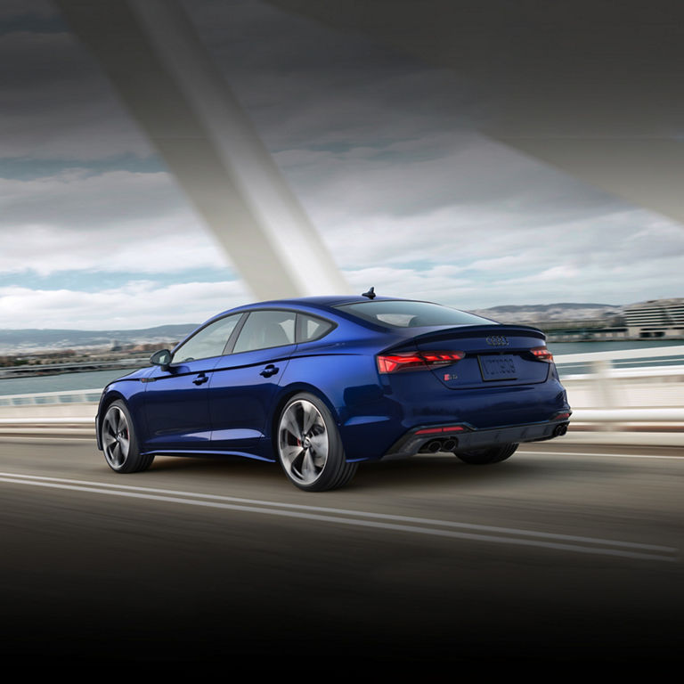 Vue de trois quarts arrière de l’Audi S5 Sportback en mouvement.