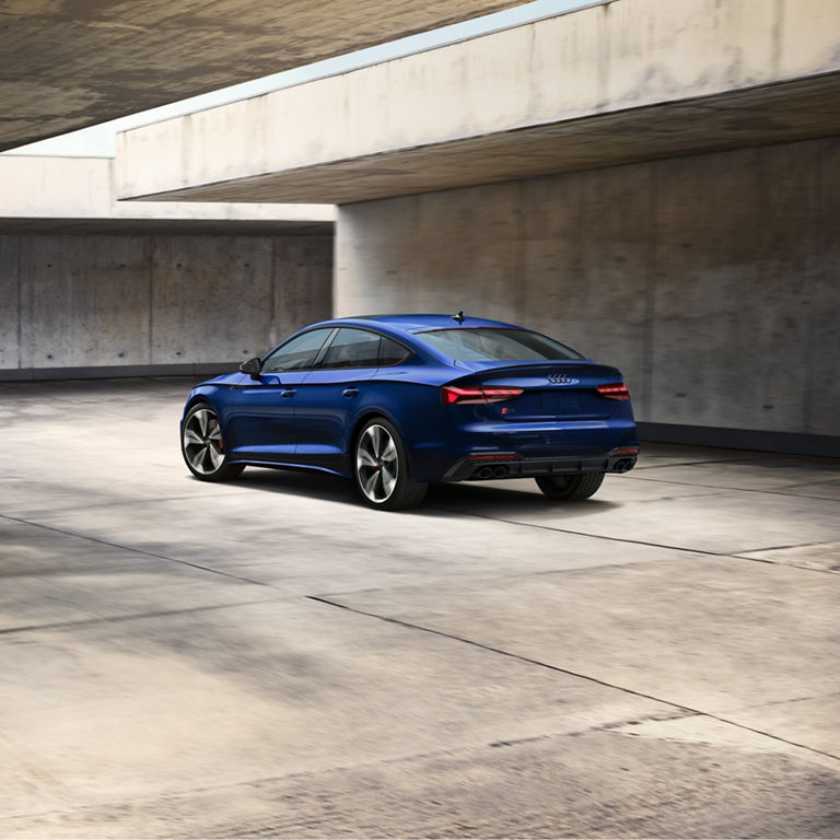 Profil trois-quarts arrière de l’Audi S5 Sportback en mouvement.