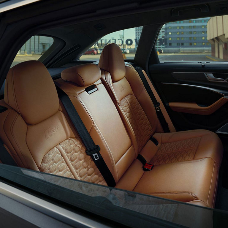 Close up of the split-folding rear seats on the Audi RS 6 Avant performance.