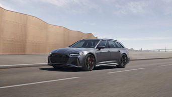 Three-quarter side view of the Audi RS 6 Avant accelerating.
