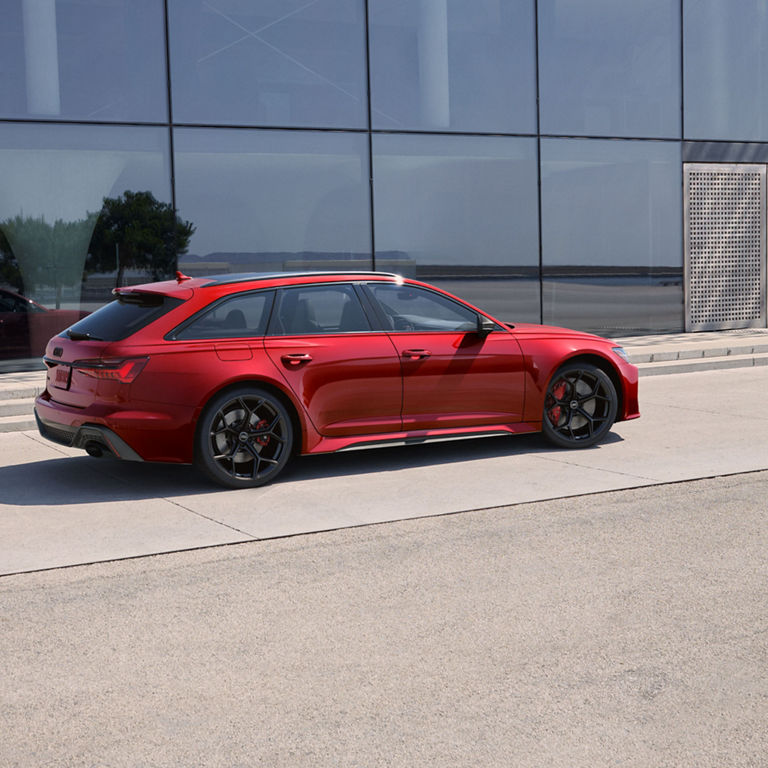 Vue latérale d’une Audi RS6 Avant Performance rouge.