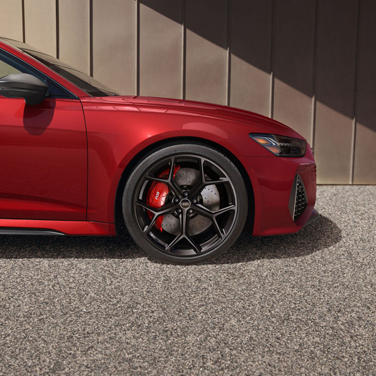 Close up on the tire of an Audi RS 6 Avant performance.