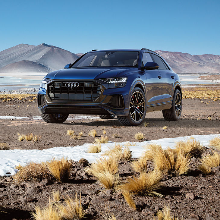 Three-quarter front profile of the Audi Q8 parked. 