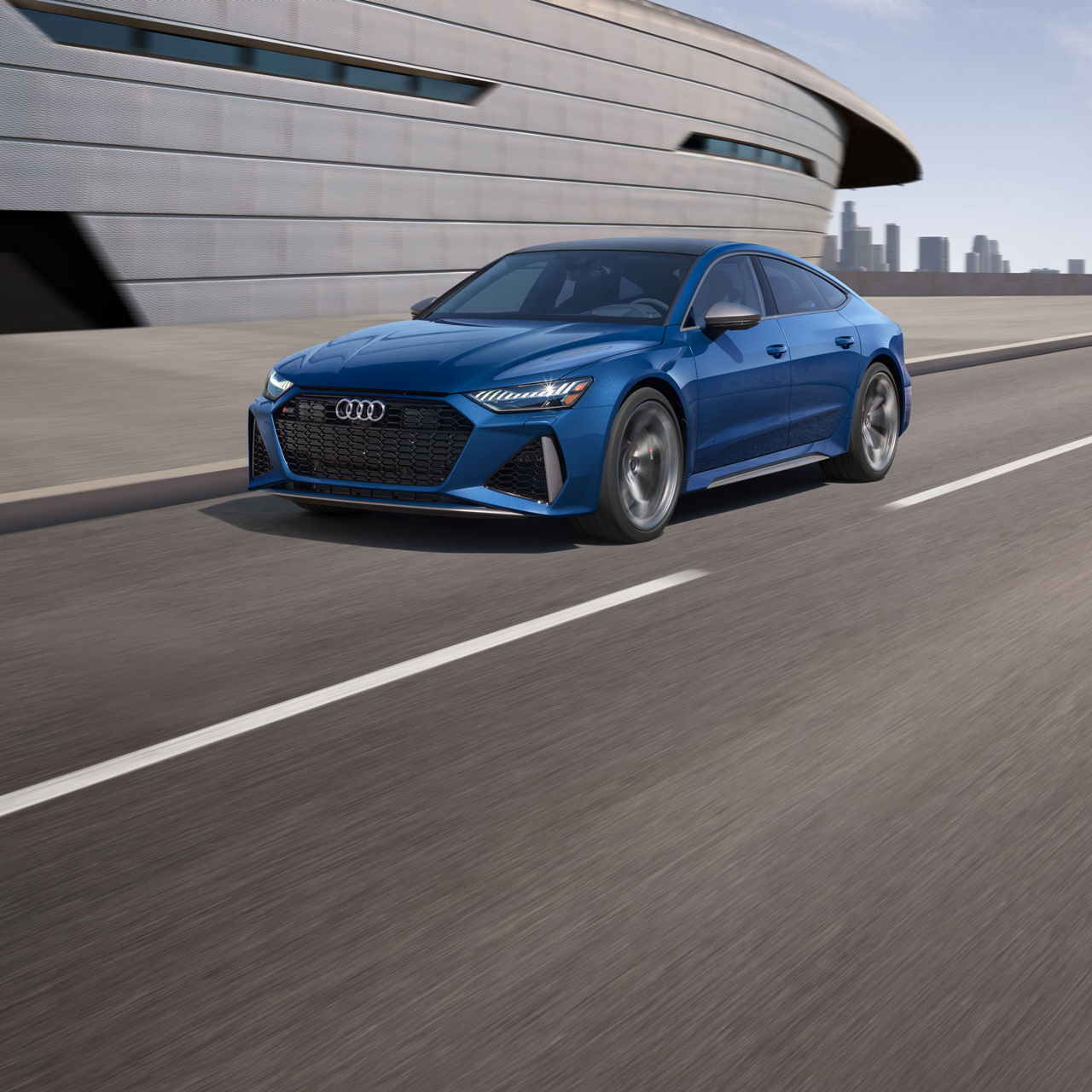 Profil avant aux trois quarts de l'Audi RS 7 Performance en déplacement.