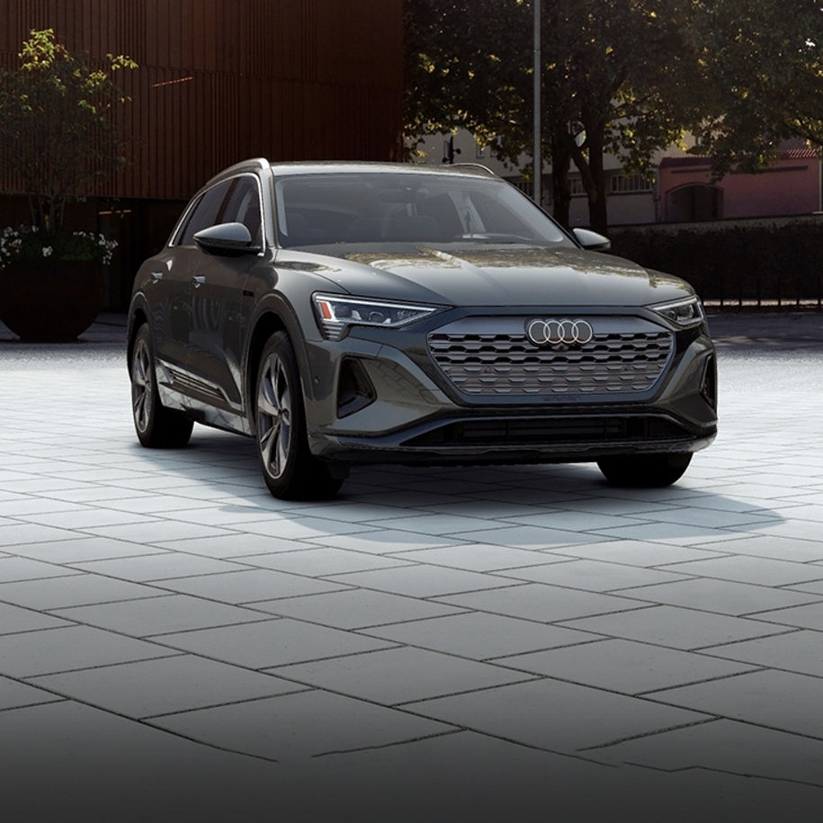 Profil avant aux trois quarts de l'Audi Q8 e-tron en déplacement.