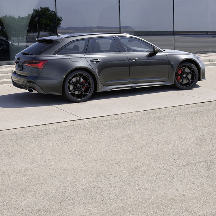 Three-quarter front view of the Audi RS 6 Avant accelerating. 