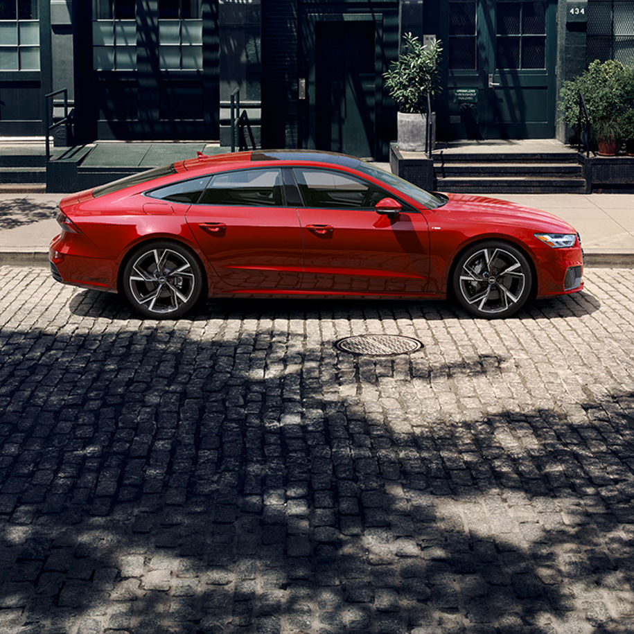 Profil latéral de l'Audi A7 garée. 