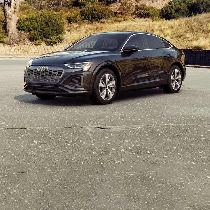 Three-quarter front profile of the Audi Q8 Sportback e-tron parked. 