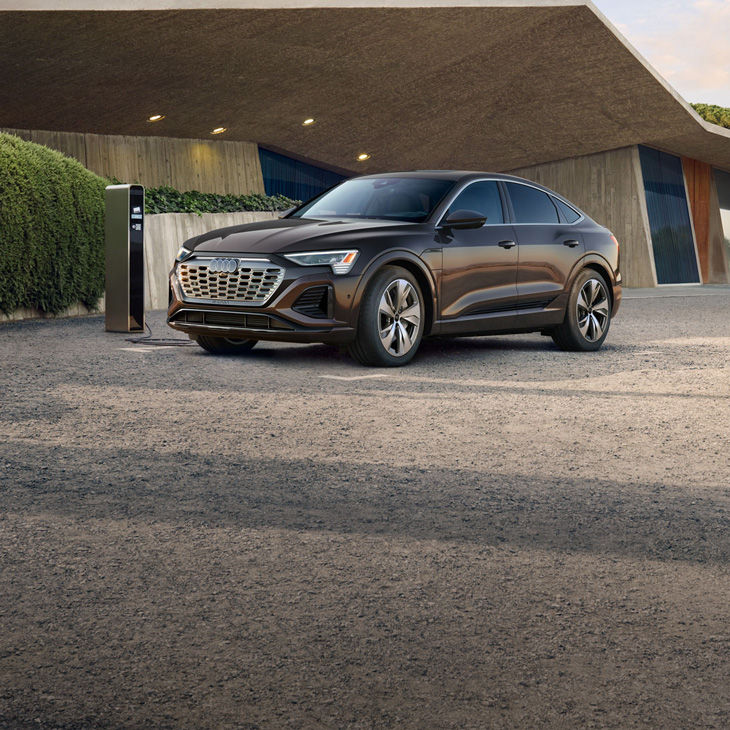 Three-quarter front profile of the Audi Q8 Sportback e-tron parked. 