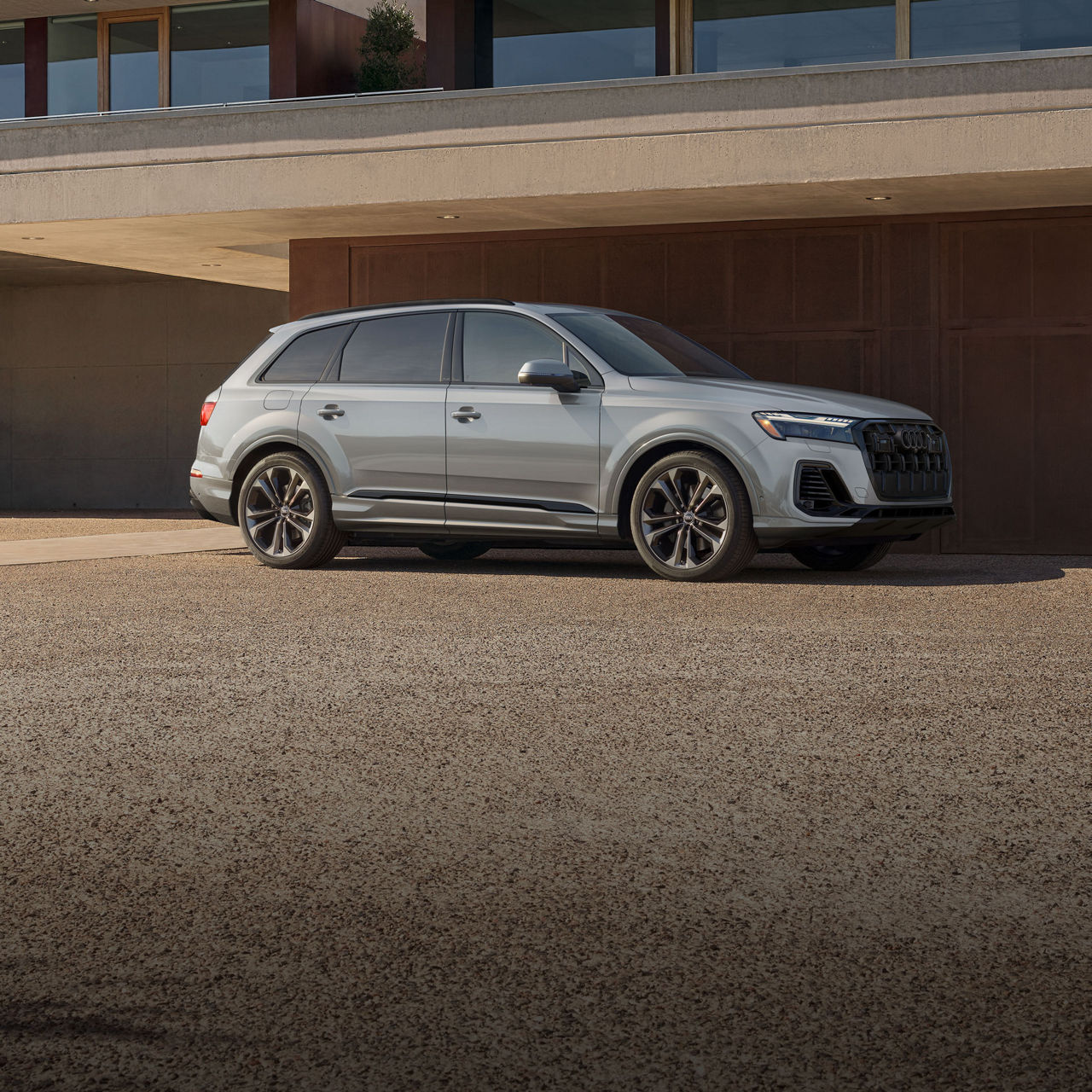 Three-quarter front profile of the Audi Q7 parked.