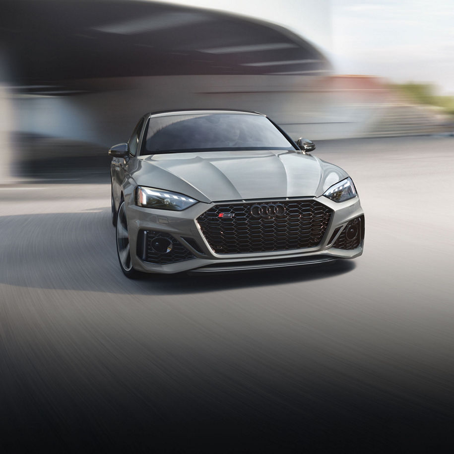 Vue de trois quarts avant de l'Audi RS 5 Sportback en accélération.