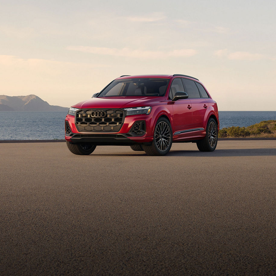 Vue de trois quarts avant de l'Audi SQ7 garée.