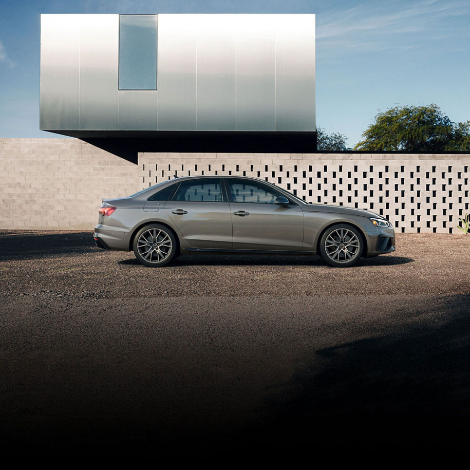 Vue latérale de l'Audi S4 berline garée.