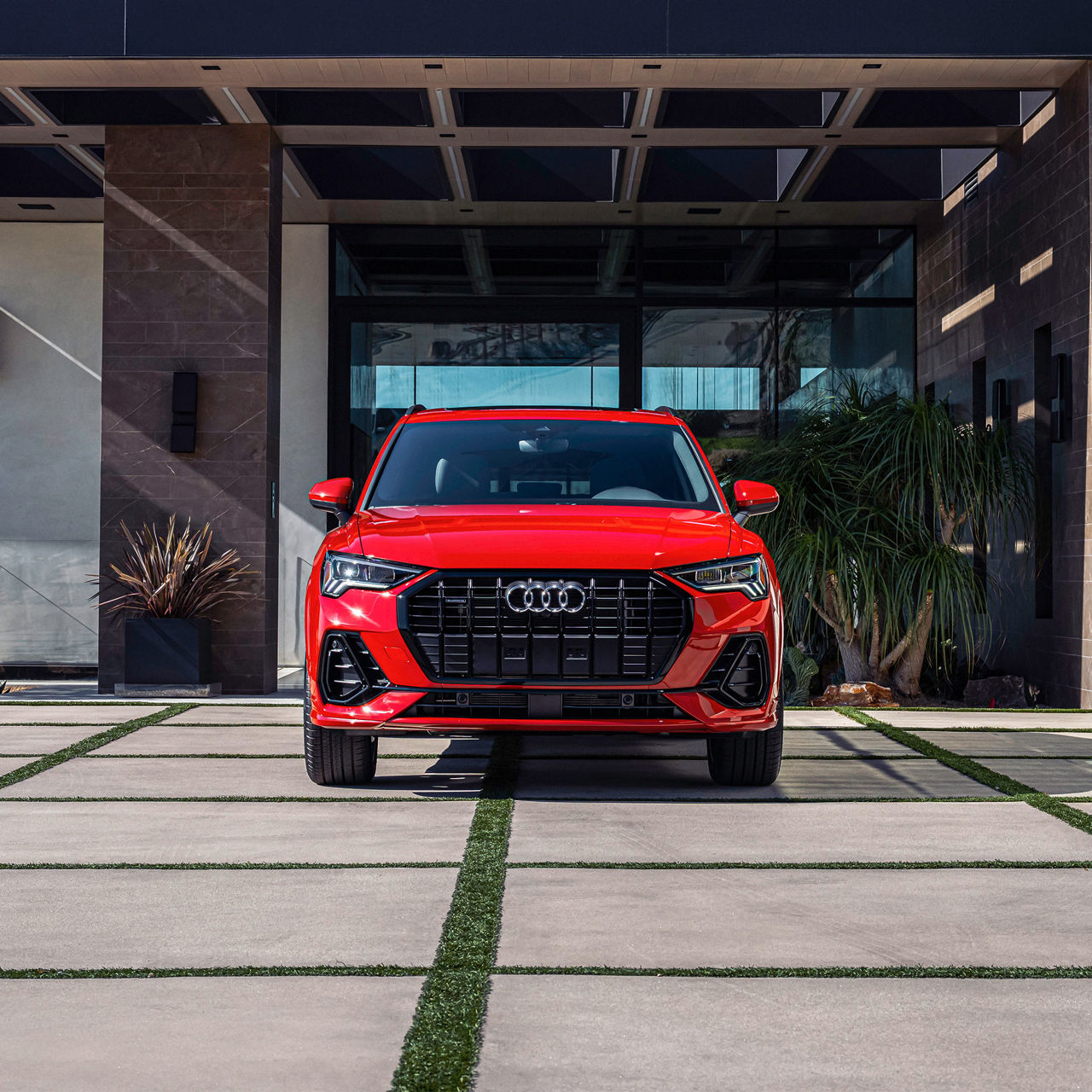 Front profile of the Audi Q3.