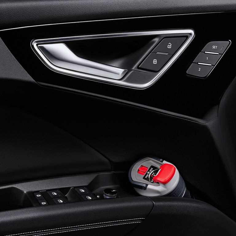 Close-up of the bottle holder in the door of an Audi Q4 e-tron®.