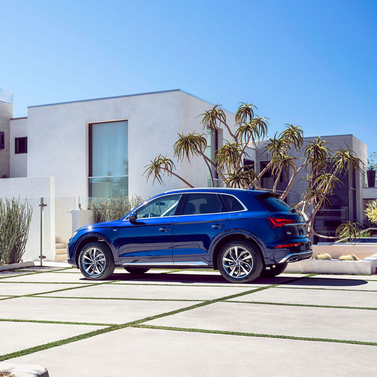 Three-quarter rear view of the Audi Q5 parked.