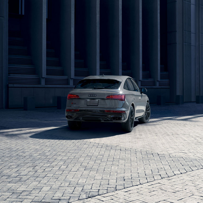 Three-quarter front view of the Audi SQ5 Sportback accelerating. 