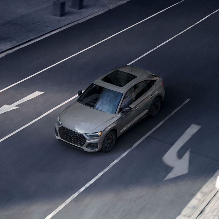 Three-quarter rear view of the Audi SQ5 Sportback accelerating. 