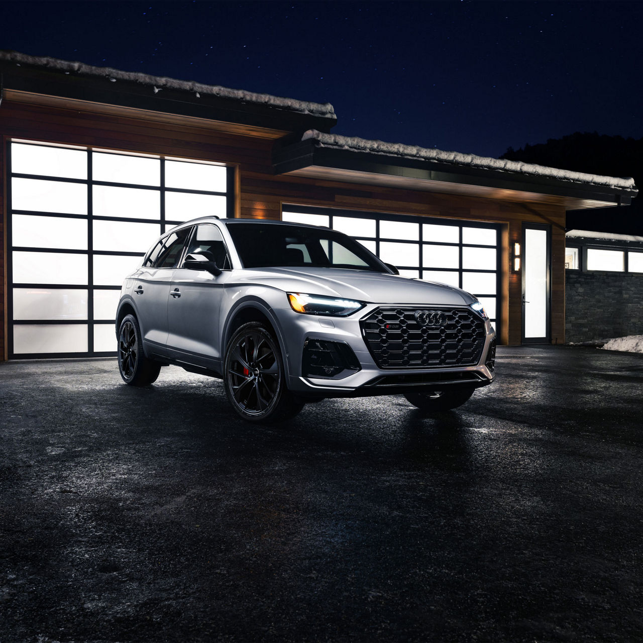 3/4 Side profile of the Audi SQ5.