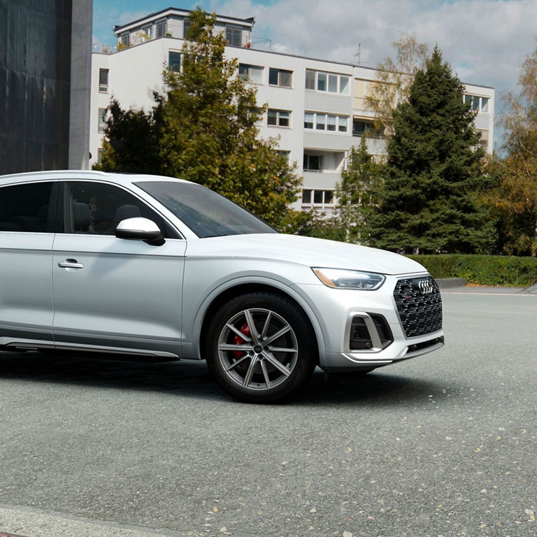 3/4 side view of the Audi SQ5 parked. 