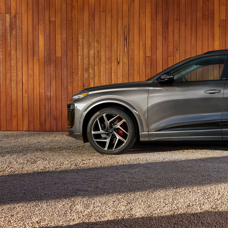 Close-up of the wheel of an Audi SQ6 e-tron. 