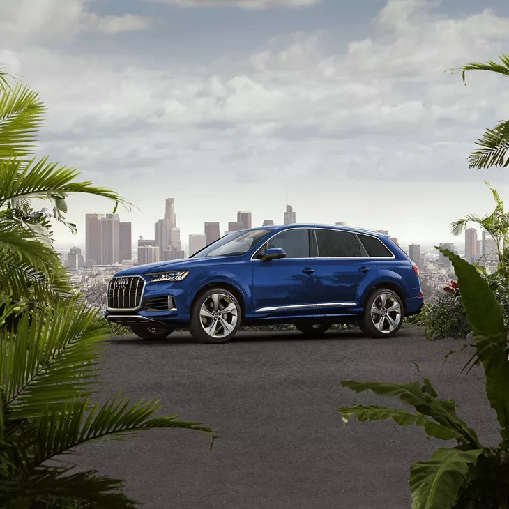 Three-quarter front profile of the Audi Q7.
