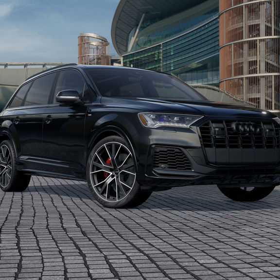 Three-quarter front view of the Audi Q7.