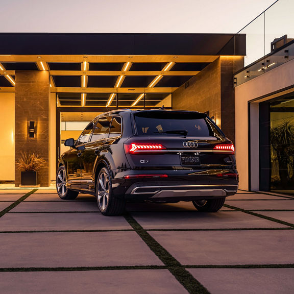Three-quarter rear view of the Audi Q7.