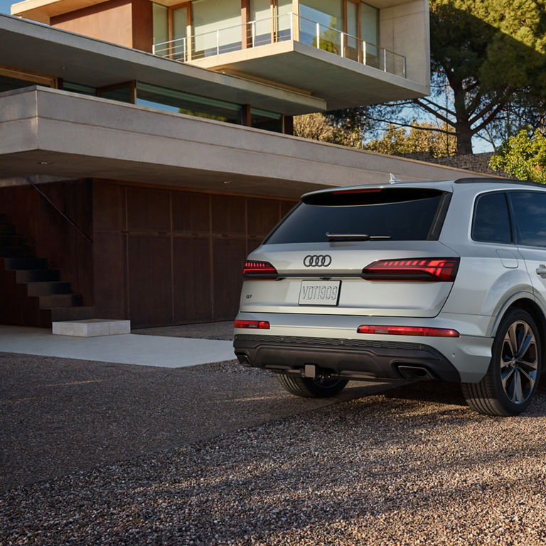 Three-quarter rear view of the Audi Q7.
