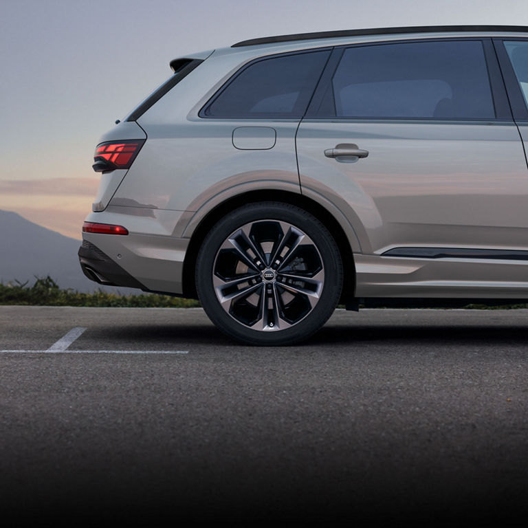 Three-quarter rear view of the Audi Q7.