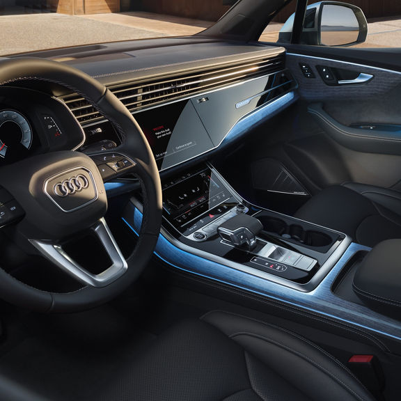 Close-up of the MMI® touch response system in the Audi Q7.