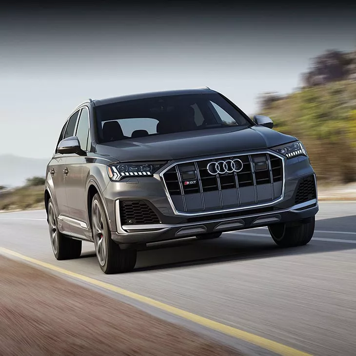 Front profile of the Audi SQ7 driving on the road.