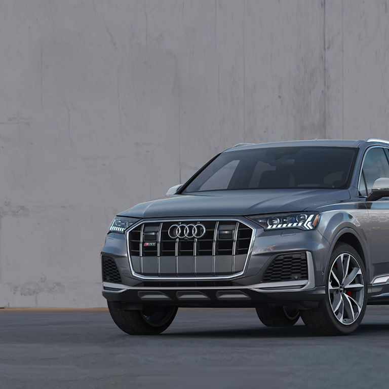 Three-quarter front view of the Audi SQ7.