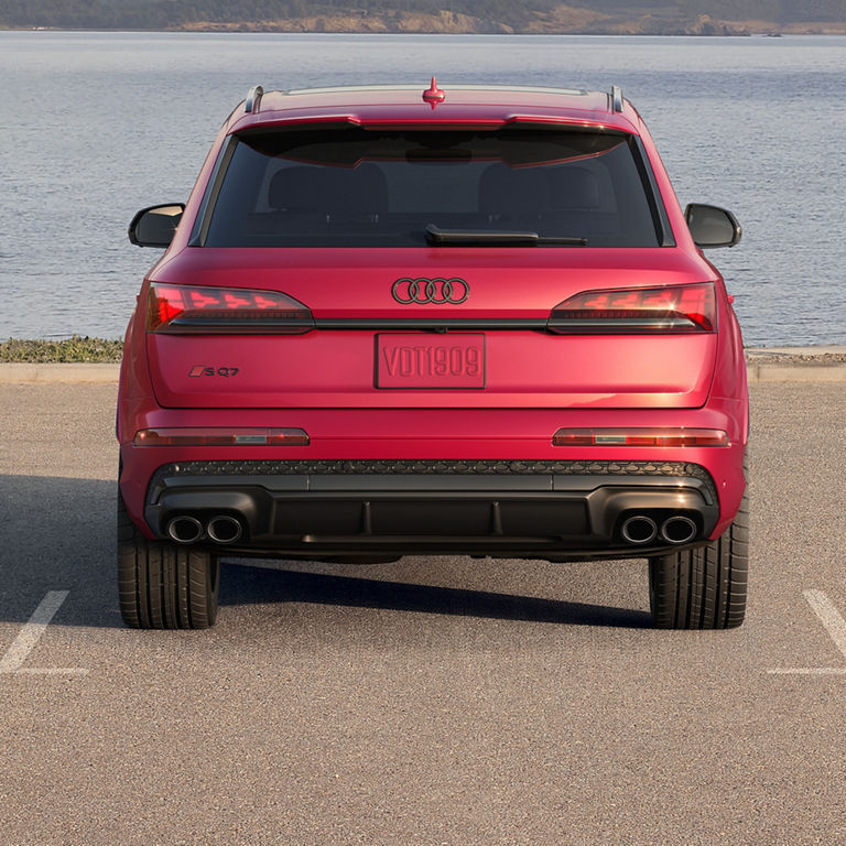 Close-up on the sport exhaust of the Audi SQ7.