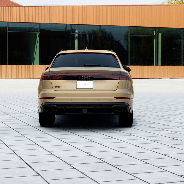 Profil arrière de l'Audi Q8. 
