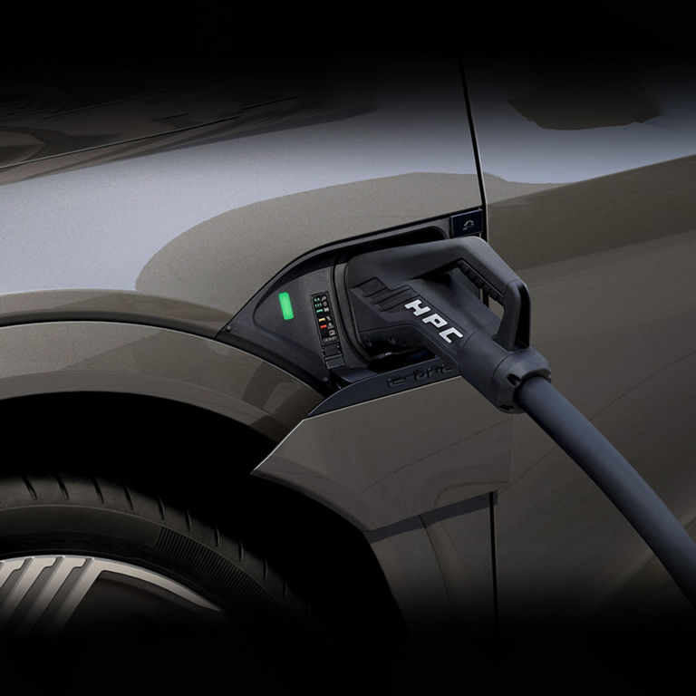 Close-up of the charging port on the Audi SQ8 Sportback e-tron®.