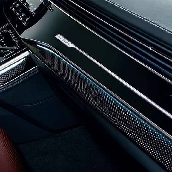 Close-up of the Carbon vector inlays in the Audi SQ8.
