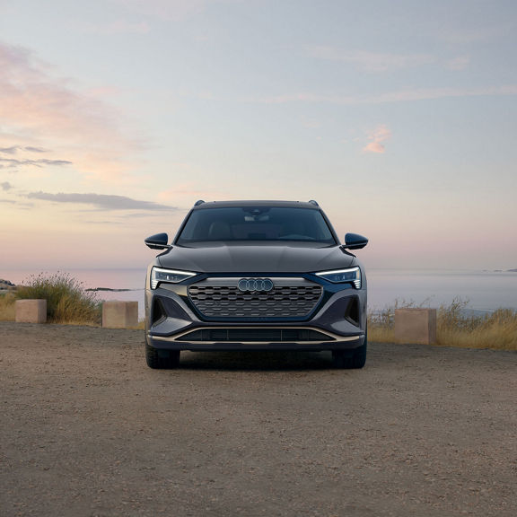 Three-quarter side view of the Audi Q8 e-tron®.