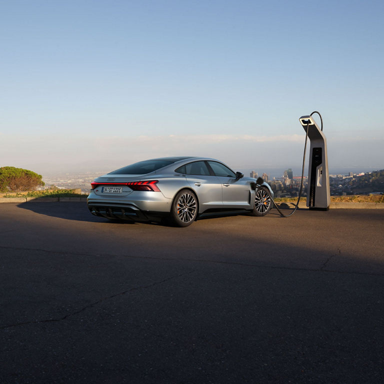 Profil arrière de l'Audi e-tron GT en chargant. 