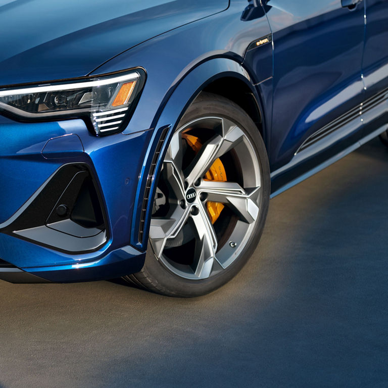 Close-up of the front wheel on the Audi e-tron® S Sportback.