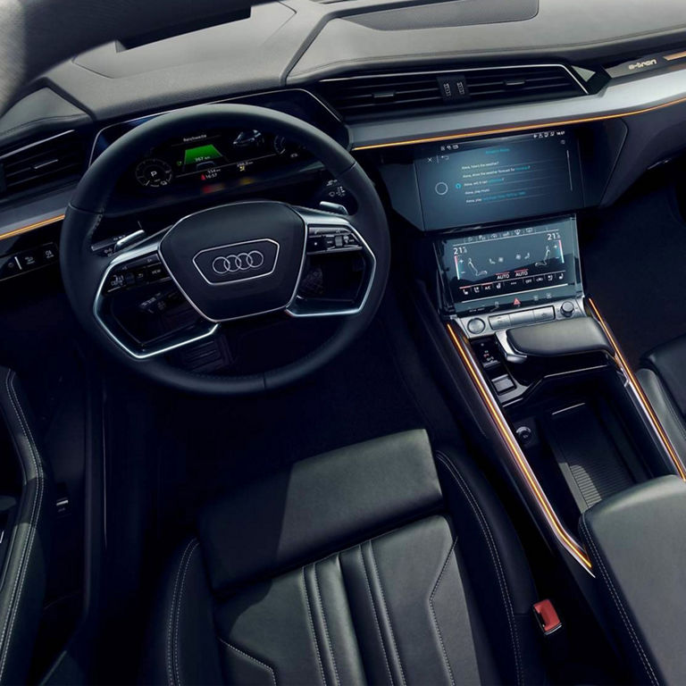 Close-up of the steering wheel and MMI® touch response in the Audi e-tron® Sportback.