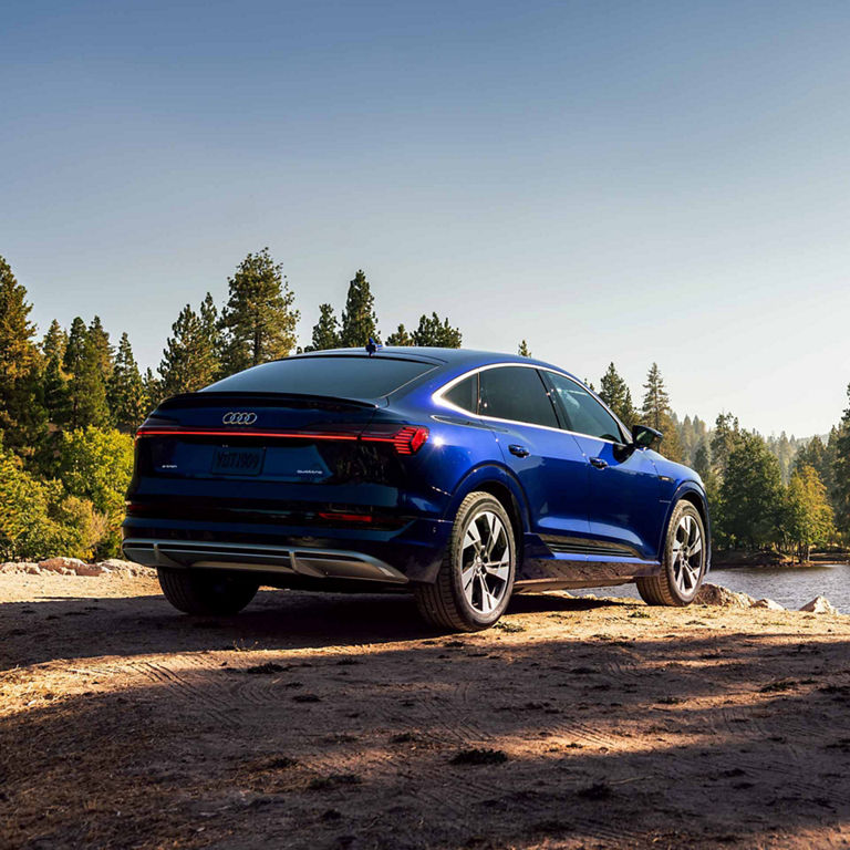 Three-quarter rear view of the Audi e-tron® Sportback.