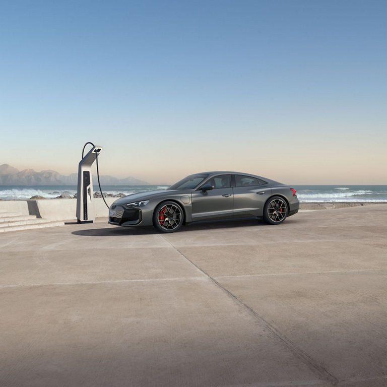 Vue latérale de la recharge haute performance de l’Audi RS e-tron GT performance.